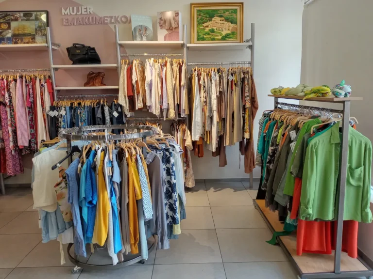 tienda de ropa de segunda mano en Saez Quejana, Álava 4