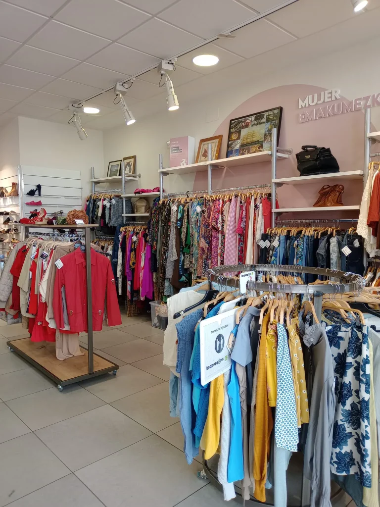 tienda de ropa de segunda mano en Saez Quejana, Álava 5